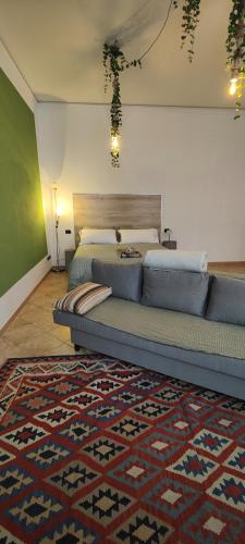 多莫多索拉La Sosta Domodossola的带沙发和地毯的客厅