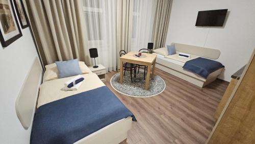 KoryčanyPenzion Vila Winter的酒店客房配有两张床和一张书桌