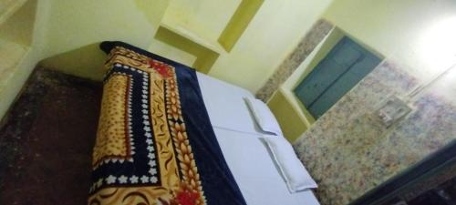 Sri Viswanatham Guest House客房内的一张或多张床位