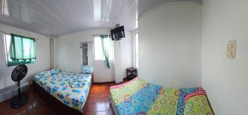 约帕尔Hotel Sol Llanero的一间卧室配有一张床和两把椅子