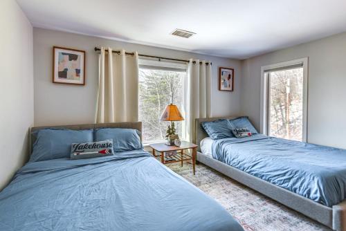 FryeburgQuiet Mountain-View Home Near Conway and Hiking的一间卧室设有两张床和窗户。