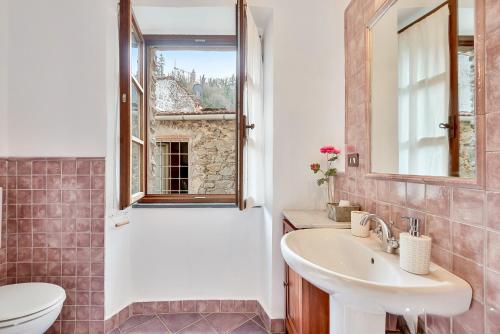 蒙特迪瓦利基耶萨美好的一年住宿加早餐旅馆的一间带水槽和卫生间的浴室以及窗户。