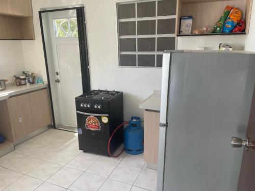 KoolbaaiSunny apartment 2的厨房配有炉灶和冰箱。