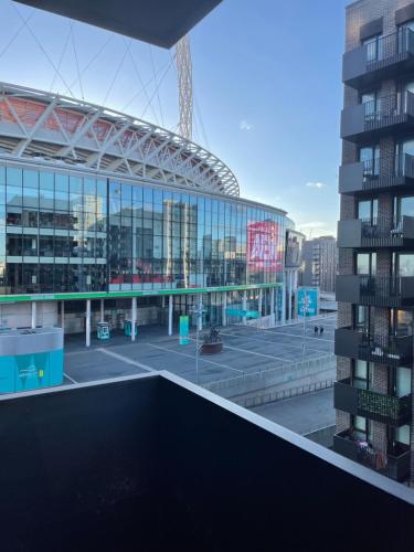 伦敦Perfect flat next to Wembley Stadium的享有足球场和大楼的景色