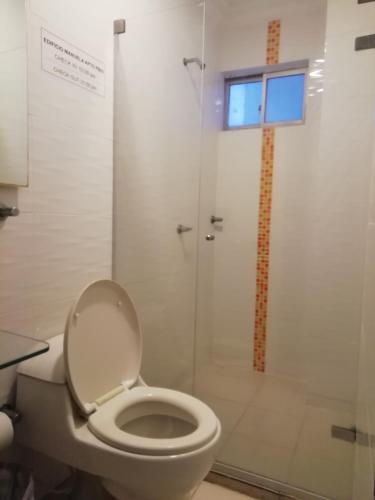 卡塔赫纳Apto amoblado barrio Los Alpes Cartagena的一间带卫生间和淋浴的浴室