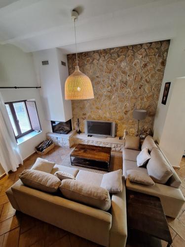 La MateaEl Pinar de la Lobera的带沙发和电视的客厅