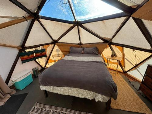 瓦莱Raptor Ranch的蒙古包内一间卧室,里面设有一张床