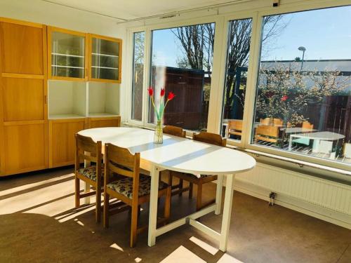 斯德哥尔摩Home Stays-Private Rooms in a Villa Near City for families/Individuals的窗户客房内的桌椅