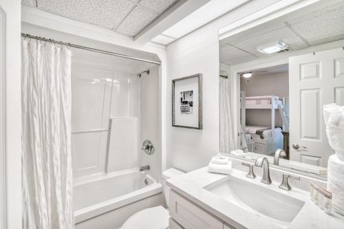 罗斯玛丽海滩Hp 422 Blue Haven的白色的浴室设有浴缸、水槽和镜子