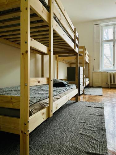 诺维萨德Hostel Green World的一间卧室配有三张双层床。