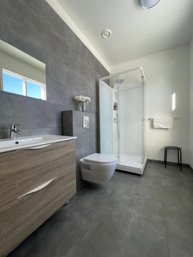 劳加尔瓦特恩Bjork Guesthouse的带淋浴、卫生间和盥洗盆的浴室