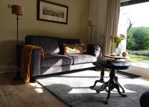 埃尔默洛Hof van Benten的客厅配有沙发和桌子