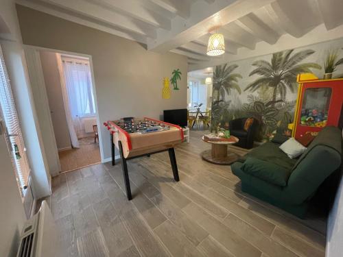 Villenyla Casa d'Olianna - Jolie Maison / Jeux / Grand jardin的客厅设有桌上足球和沙发。