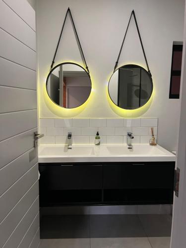 约翰内斯堡The Fitz Apartment的浴室设有2个水槽和2面镜子
