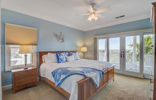 棕榈岛Endless Summer by AvantStay Across From Beach Ocean Views的一间卧室配有一张床和吊扇