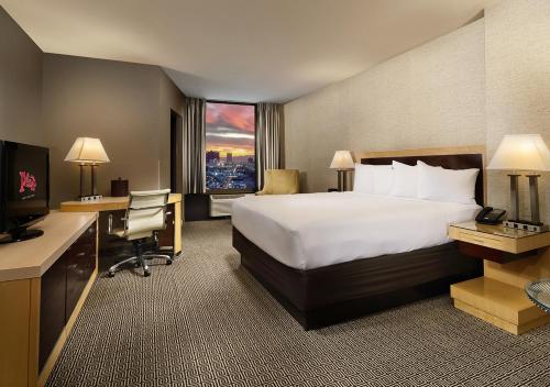 拉斯维加斯Plaza Hotel & Casino的酒店客房配有一张床和一张带电脑的书桌