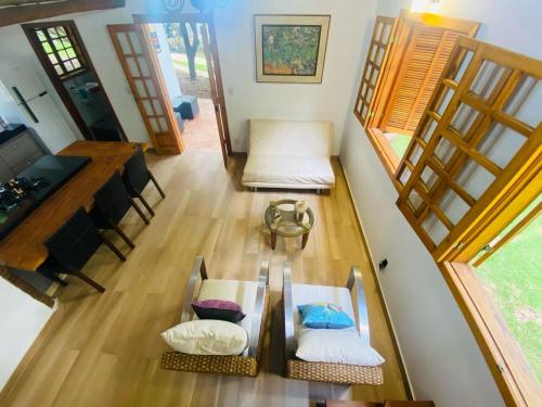 贝洛奥里藏特Casa de Campo Pampulha的享有带桌椅的客厅的顶部景色。