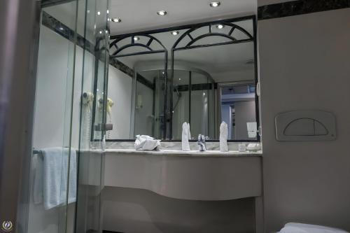 阿斯旺NILE CRUISE LUXOR & AsWAN نايل كروز الاقصر و اسوان的一间带水槽和大镜子的浴室