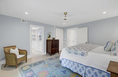 棕榈岛6 on 36th by AvantStay Stunning Private Pool的一间卧室配有一张大床和一把椅子