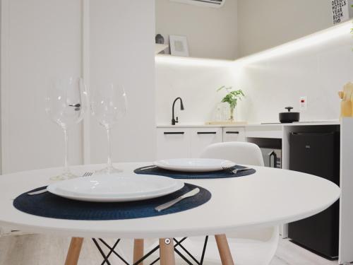 圣保罗Apê Metrô Paraíso的白色厨房里的白色桌子和椅子