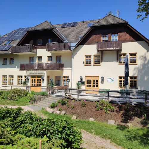 StützengrünBerggasthof Kuhberg的屋顶上设有太阳能电池板的房子
