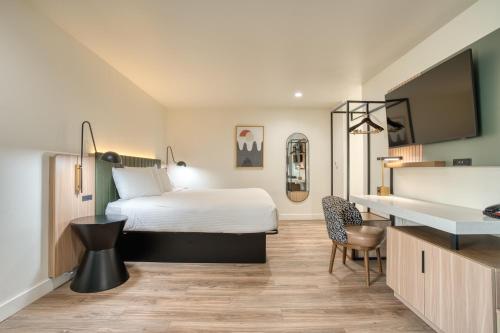 旧金山La Casa Inn的配有一张床和一张书桌的酒店客房