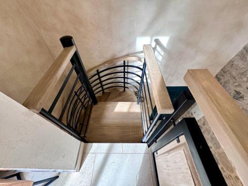 SanteaguedaLoft Amalfi en Val'Quirico的螺旋楼梯,位于一栋铺有木地板的建筑内