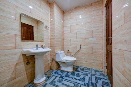 新德里Hotel Amenda Delhi IGI Airport International Mahipalpur的一间带卫生间和水槽的浴室