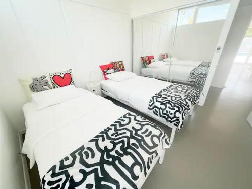 棕榈泉Super Cute room in Architectural Home的两张带黑白床单的床