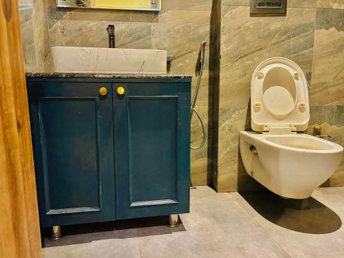 新德里Hotel GOOD LUCK HOUSE Near Delhi Airport的一间设有蓝色橱柜和卫生间的浴室