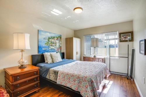 奥克兰Pet-Friendly Apartment 1 Mi to Lake Merritt!的一间卧室配有一张床、一个梳妆台和一扇窗户。