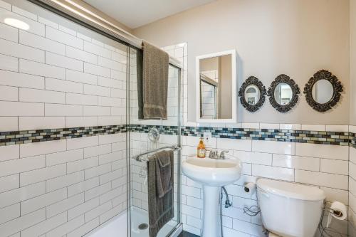 奥克兰Pet-Friendly Apartment 1 Mi to Lake Merritt!的白色的浴室设有水槽和淋浴。
