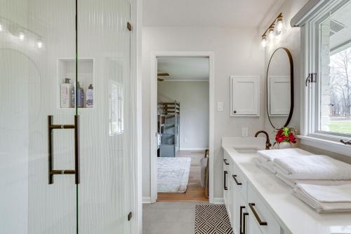 朗维尤Peaceful Longview Home with Pond, 6 Mi to Downtown!的白色的浴室设有水槽和镜子