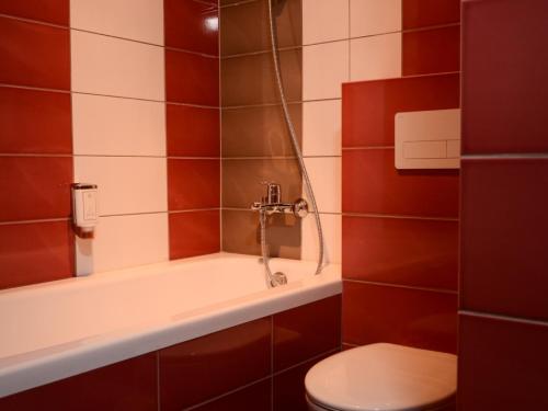 萨尔杜斯Mans Nams - self check in hotel的一间带卫生间和浴缸的浴室