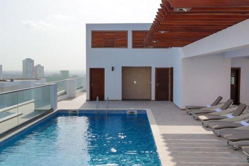 阿克拉Luxury Studio Suite at The Gallery的建筑物屋顶上的游泳池