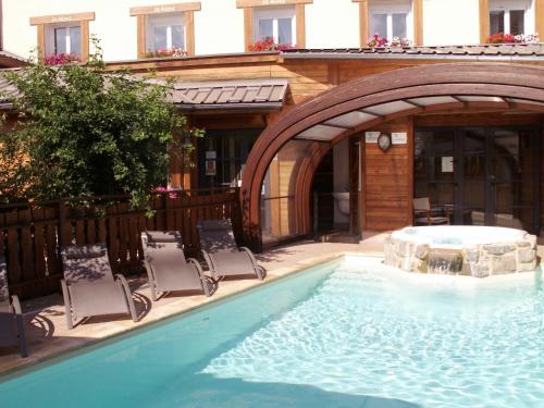 Hôtel Restaurant & Spa Les Autanes内部或周边的泳池