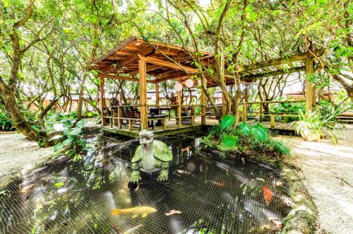 霍姆斯泰德Exotic Sukiya Tiny House Japanese Balinese Gardens的建筑物前的笼子,里面满是动物