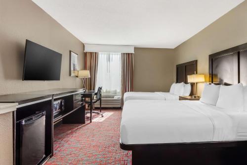 查尔斯顿Best Western Airport Inn & Suites的酒店客房设有两张床和一台平面电视。