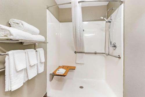 查尔斯顿Best Western Airport Inn & Suites的带淋浴和白色毛巾的浴室