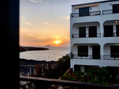 德尔锡伦西奥海岸Sasha Tenerife的一座享有日落美景的建筑