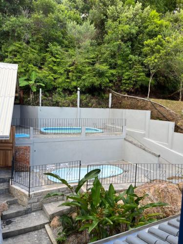 贝卢港Pousada Maikai Garden的后院的游泳池,带围栏