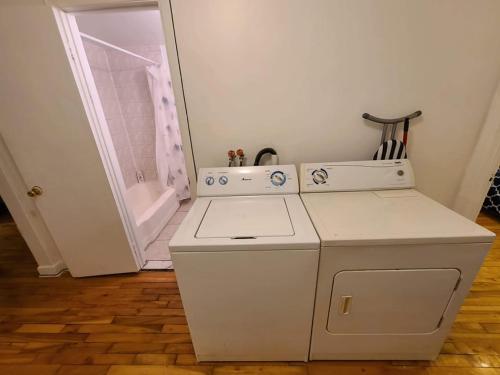 蒙特利尔425$ 7nights // Full Kitchen // Room B的厨房配有白色炉灶和淋浴