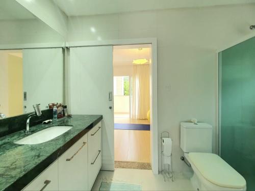 伊达贾伊Demi-suíte privativa em casa familiar 2的一间带水槽和卫生间的浴室
