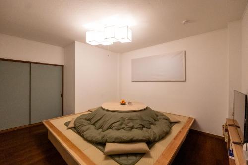 日光苏米卡公寓的木桌上床的房间