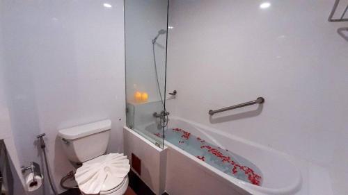 彭世洛罗恩佩帝都酒店的一间带卫生间和浴缸的浴室