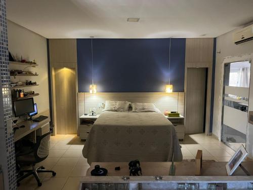 里奥韦尔迪ACONCHEGANTE (SUITE)的一间卧室配有一张床、一张书桌和一个浴缸