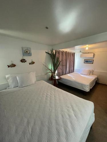 特拉Casa de Diamantes的两张位于酒店客房的床,配有两张sidx sidx单人床