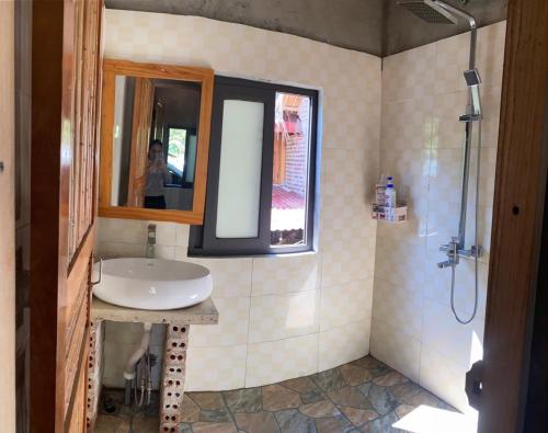 清化Chez Thuc Home’stay的一间带水槽和镜子的浴室
