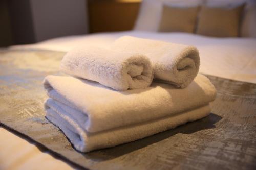 京都KYOTO GION HOTEL的桌子上堆着的毛巾