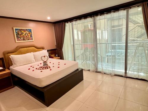 长滩岛长滩岛红可可旅馆的一间卧室设有一张床和一个大窗户